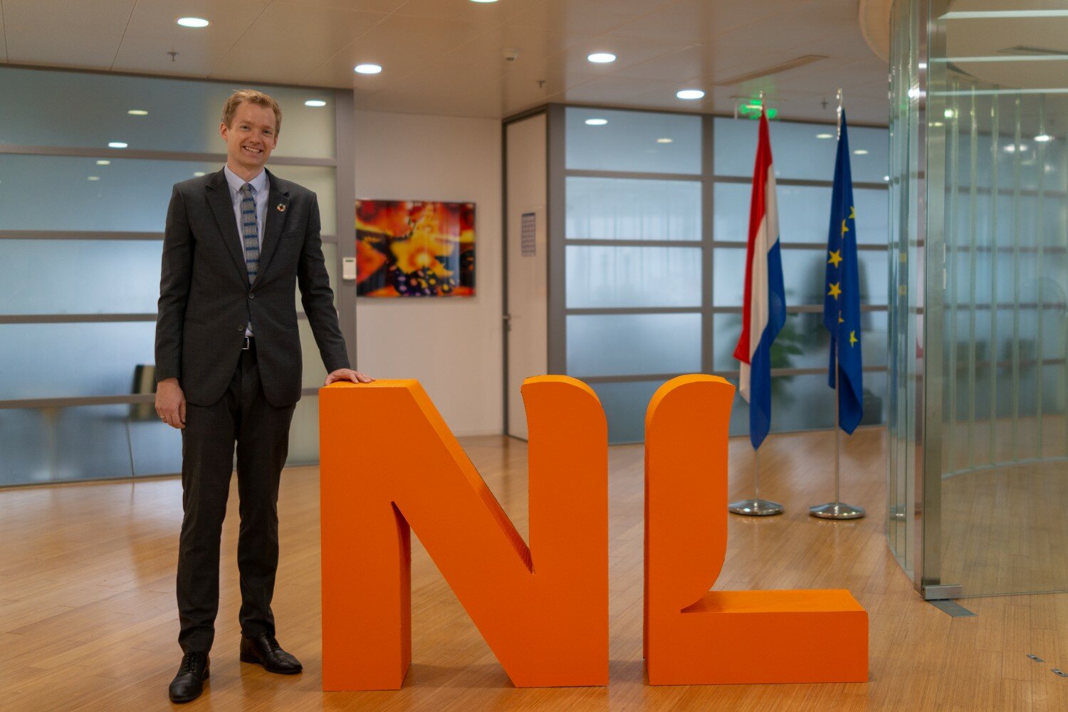 Jan Anne van der Veer, Deputy Consul General of the Netherlands Kingdom in Guangzhou, is proud of the new logo. (Source: Consulate General of the Netherlands, Guangzhou)