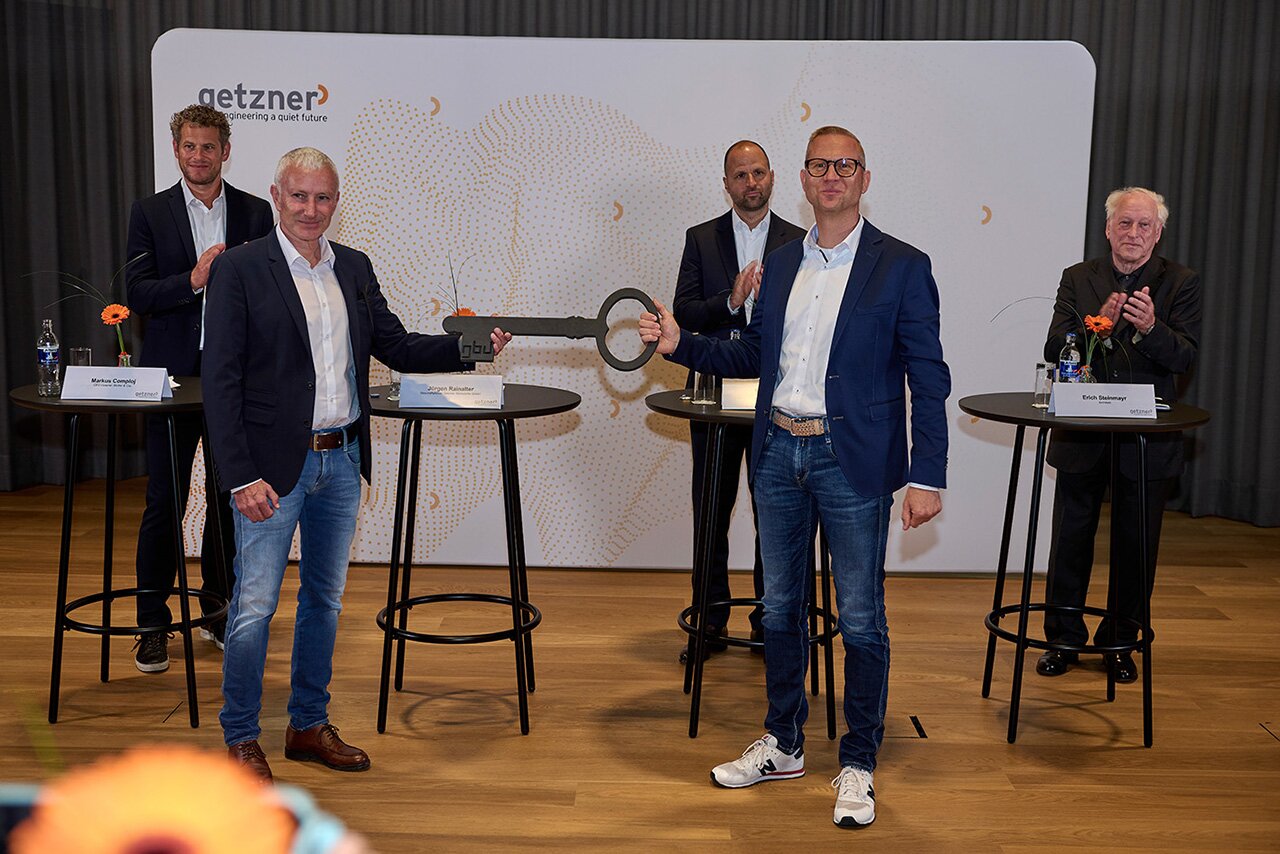 Handover of keys at opening (f.l.t.r.): Markus Comploj, J&uuml;rgen Rainalter, Marco Tittler, Markus Beck (gbd ZT), Erich Steinmayr. (Source: Getzner Werkstoffe/Marcel Hagen)