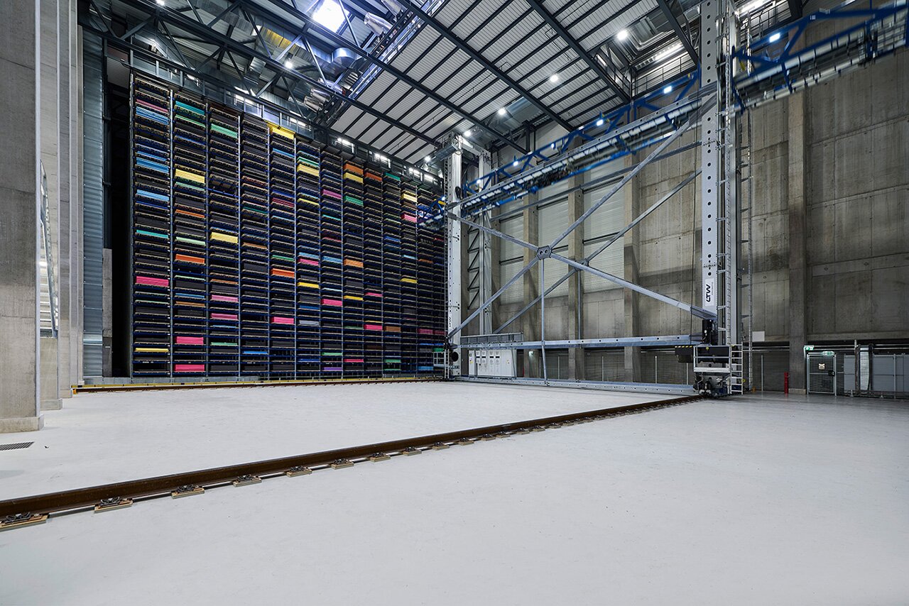 The high-bay warehouse for storing vibration protection mats &ndash; which can be up to 31 m long and weigh 14 t (Source: Getzner Werkstoffe/Marcel Hagen)