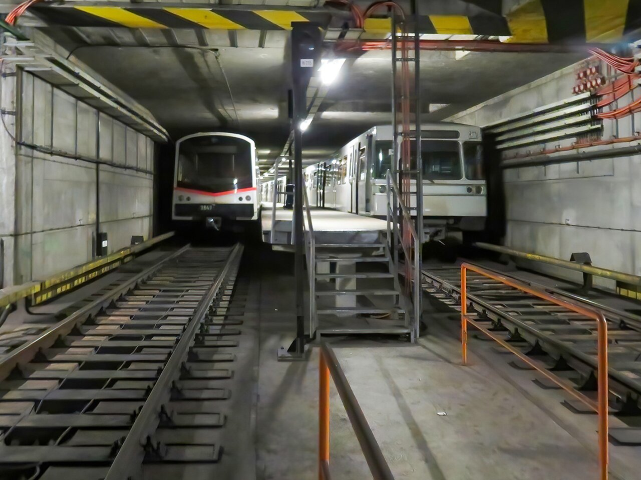 The underground railway tunnel is just 4 metres from the Musikverein building. Showing both train types in use (Source: Getzner Werkstoffe)
