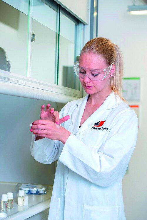 Laboratory Manager Dr. Lisa Nahrwold of Biesterfeld Spezialchemie tests formulations for the Personal Care sector in the application laboratory (Source: Biesterfeld)