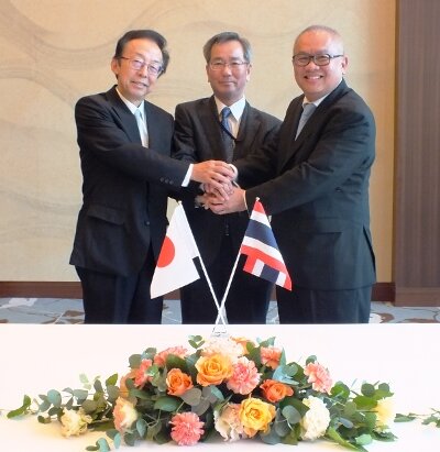 Signing Ceremony at the Palace Hotel Tokyo, Japan: Supattanapong Punmeechaow (President & CEO, PTTGC ), Masaaki Ito (President, Kuraray), Masahiro Fujita (Senior Managing Executive Officer, Sumitomo) (from left to right)