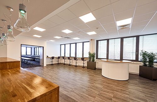 Meetings, presentations and training sessions can be held in the modern surroundings of the adjoining conference area of the new facility (Source: Biesterfeld)