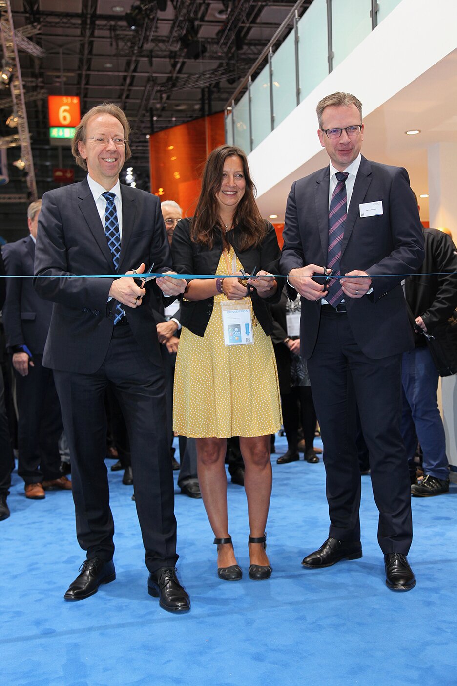Opening of Rubber Street at K 2019 (f.l.t.r.): Boris Engelhardt (Secretary General, wdk), Indira Gupta (Managing Director, Dr. Gupta Verlags GmbH), Stefan Rittmann (Managing Director, Arlanxeo Deutschland GmbH) (Source: Dr. Gupta Verlag)
