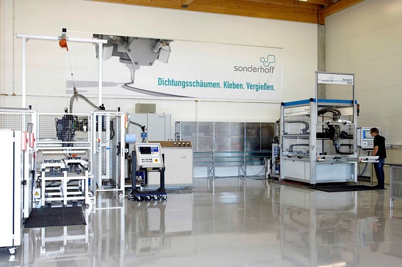 The toll manufacturer offers its customers the ESD-compliant foam gasketing, gluing and potting for a wide range of different industrial components.