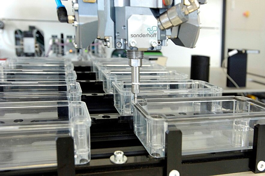 The range of services includes, e. g., component sampling as well as small and large series productions using the low pressure mixing and dosing systems from Sonderhoff.