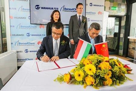 The agreement was signed by Ding Jiansheng (front left) and Zheng Weifeng. The ceremony was also attended by Chen Xiaojun (back left), Political Counselor of the Chinese Embassy in Hungary, and Péter Szijjártó, Minister of Foreign Affairs and Trade of Hungary.