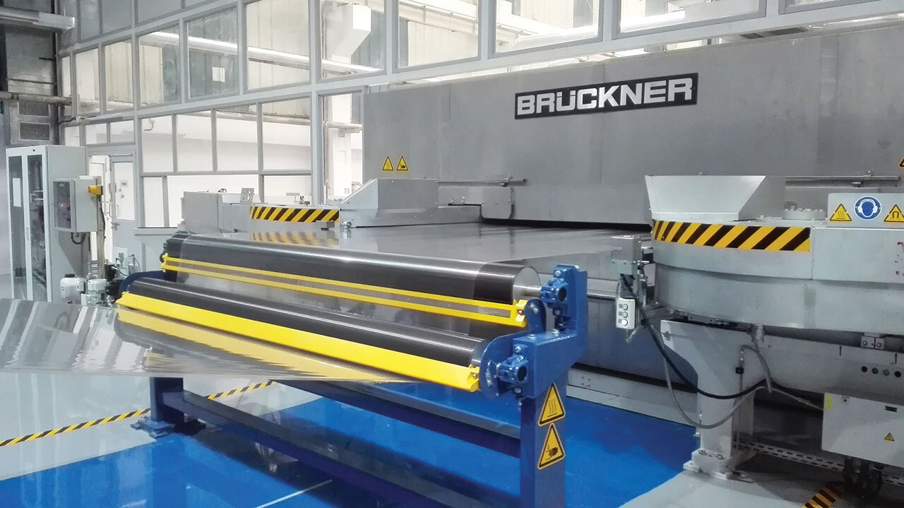 Plastic film stretching line from Brückner Maschinenbau, in which ZSK extruders from Coperion take over the melting of the compounds. (Source: Brückner)