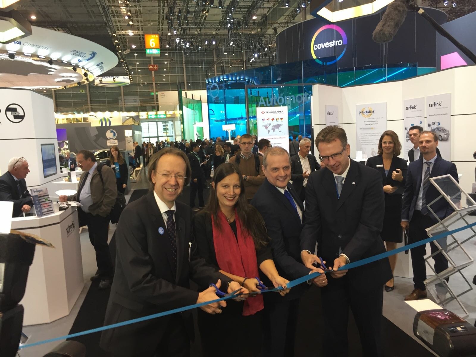 One of the rubber hot spots at K 2016 will once again be the Rubber Street. During the official opening (f. l. t. r.): Boris Engelhardt (wdk), Indira Gupta (Dr. Gupta Verlag), Jürgen Gunther and Stefan Rittmann (Arlanxeo).